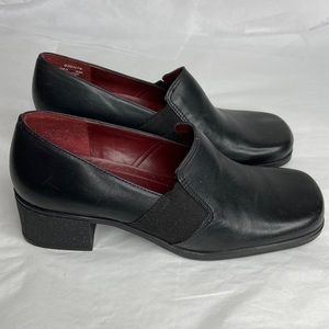 Naturalizer size 6 black loafer with 1 1/2 inch heel. Excellent condition.